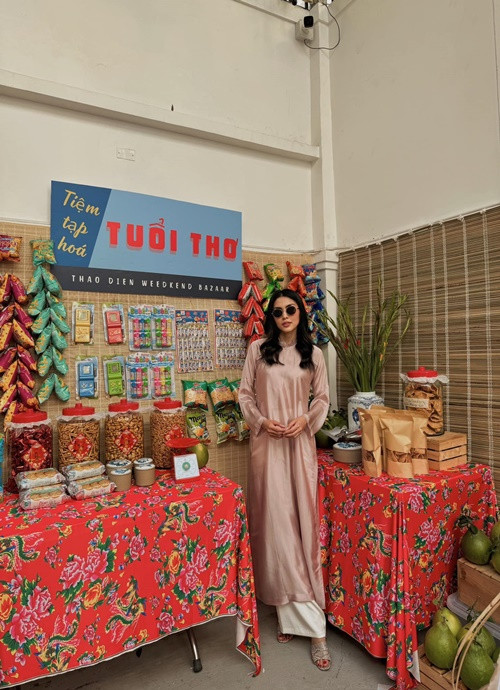 Mỗi năm Tết đến, cư dân mạng lại ngóng Tăng Thanh Hà diện áo dài. Kể từ sau khi kết hôn, cô cùng chồng thường xuyên mặc trang phục truyền thống trong ngày đầu năm mới.