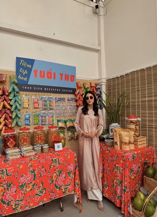 Mỗi năm Tết đến, cư dân mạng lại ngóng Tăng Thanh Hà diện áo dài. Kể từ sau khi kết hôn, cô cùng chồng thường xuyên mặc trang phục truyền thống trong ngày đầu năm mới.