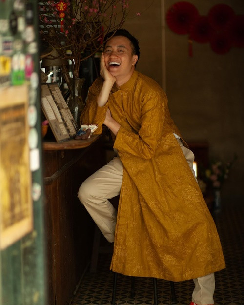 Lương Manh Hải hiện tại độc thân. Cách đây ít ngày, anh khoe mặc áo dài du xuân sớm.