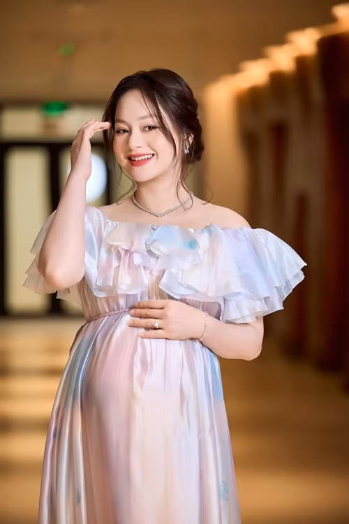 "…Mỗi ngày mẹ vẫn phải cố gắng, dù rất muốn được nằm nghỉ, không phải suy nghĩ hay làm gì cả. Nhưng không sao, mẹ con mình, cả chị Lina, cả bà ngoại, cả daddy cũng đã chiến đấu cùng nhau được 33 tuần rồi, thêm chút nữa cũng không sao! Cả nhà chờ đón con ra đời và đã yêu con nhiều lắm rồi bé yêu ạ”, Lan Phương chia sẻ.