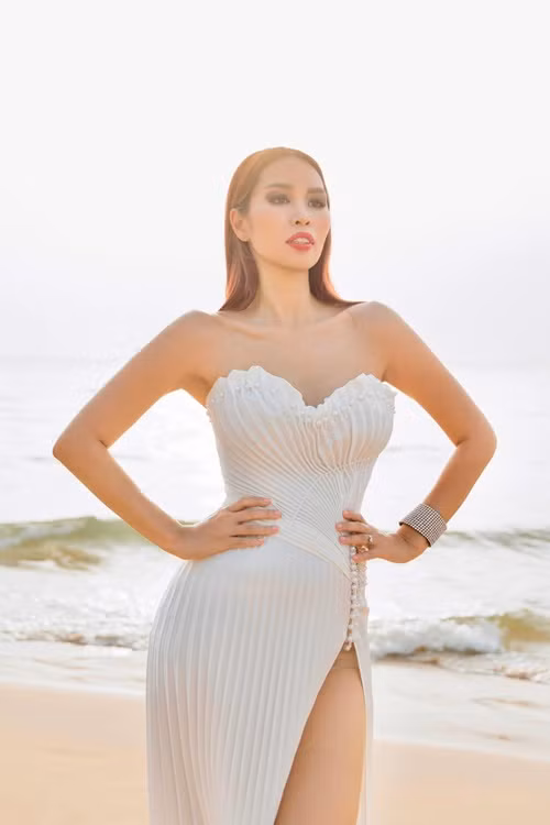 Nữ người mẫu chia sẻ về con thứ hai trong bụng: “Bé tí mà đạp thuỳnh thịch ngày đêm. Mẹ chờ đẻ ra mẹ gói ghém thơm tho trao bố Olly để bố tự "chịu trách nhiệm".