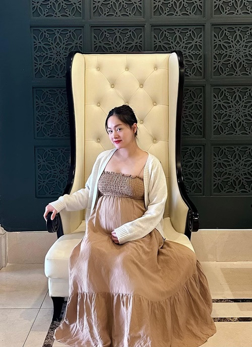 Khi thai nhi 33 tuần, Lan Phương trải lòng: “Cơ thể mẹ lần này mệt mỏi hơn hồi mang bầu Lina nhiều lắm. Do lúc có Lina, mẹ chỉ ở nhà nghỉ ngơi, đọc sách, nấu ăn thôi, còn lần này mẹ nhiều thứ phải lo, nhiều cảm xúc phải đối diện, nên cơ thể cũng vì thế mệt mỏi theo cấp số nhân. Nào quản lý kinh doanh, nào chăm Lina, chăm sóc bản thân, chăm sóc bầu em bé, quay chụp, event, vừa phải làm quen dần với cảm giác daddy không ở bên mỗi ngày nữa… nên mỗi ngày cũng có thể gọi là một cuộc chiến trong tinh thần và thể chất…".