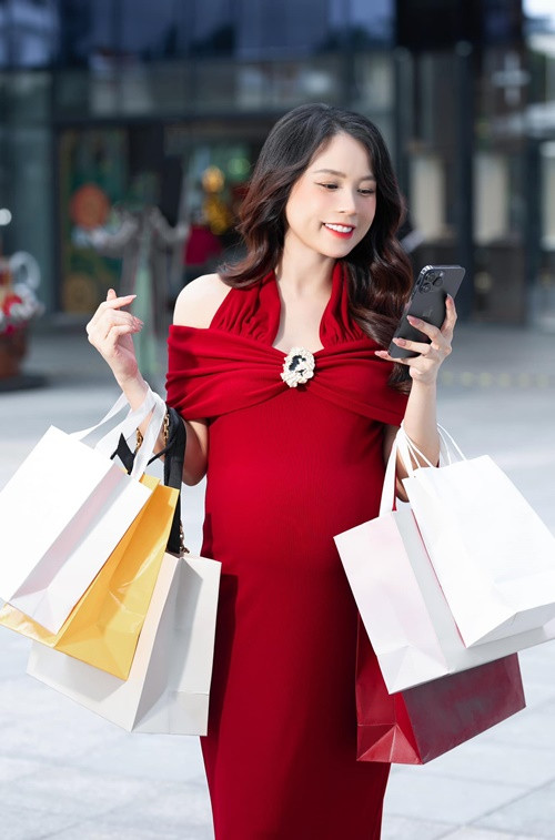 “Mấy hôm nay, Sam bắt đầu đi sắm đồ, chuẩn bị mọi thứ để đón cái Tết nhiều trải nghiệm đặc biệt”, người đẹp trải lòng.