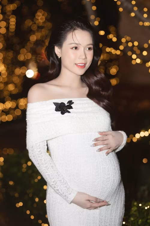 Diễn viên Sam đang mang bầu tháng cuối.