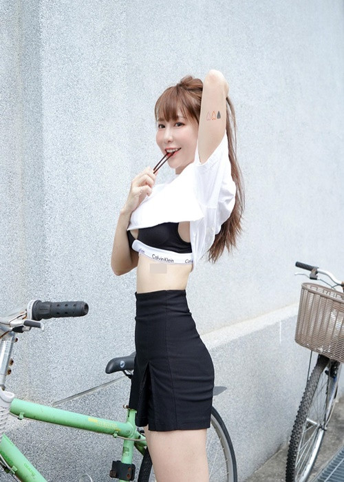 Cô nàng mê mốt lộ nội y khi xuống phố.