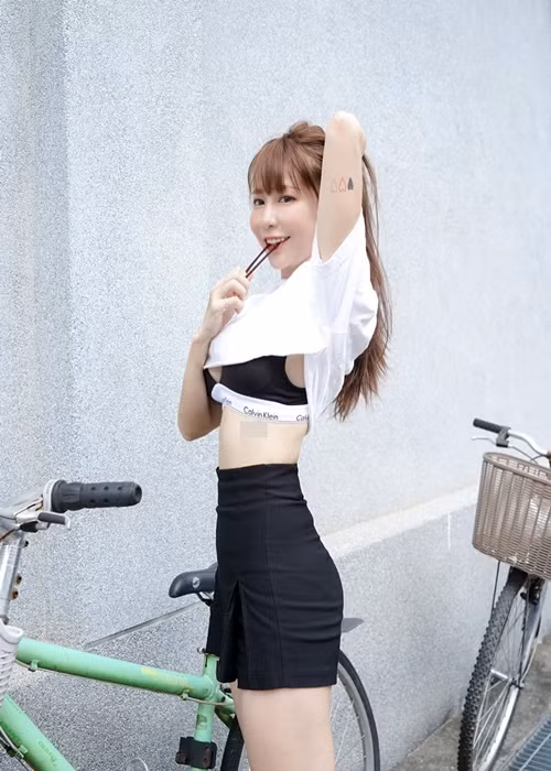 Cô nàng mê mốt lộ nội y khi xuống phố.