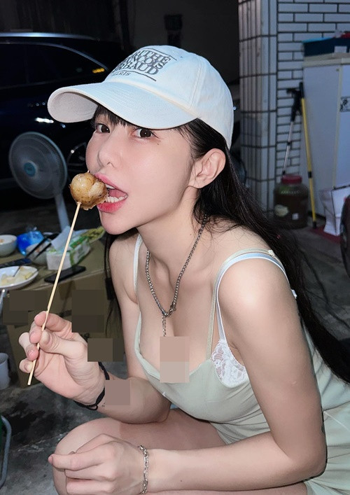 Hot girl xứ Đài áp dụng kiểu mặc lộ nội y từ nhà ra phố.