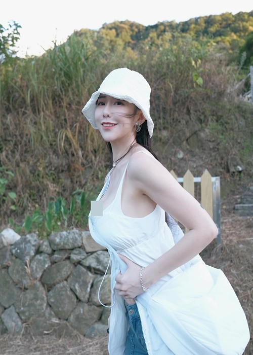 Ngoài làm cổ động viên, cô nàng còn làm người mẫu ảnh, vũ công.