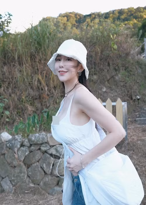 Ngoài làm cổ động viên, cô nàng còn làm người mẫu ảnh, vũ công.