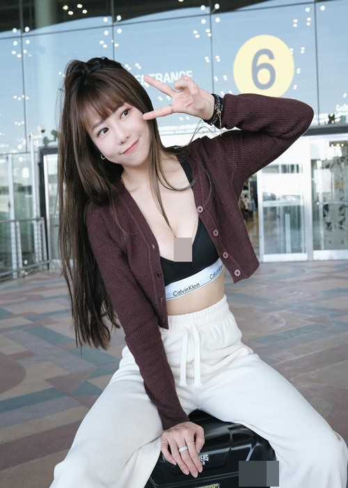 Phong cách đời thường của "nữ thần cổ động" khá táo bạo.