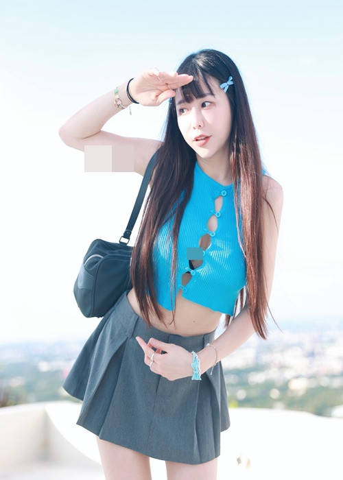 Mốt lộ nội y giúp Tử Ninh khoe vòng một gợi cảm.