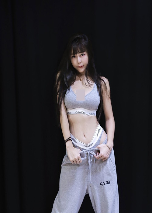 Cô nàng còn táo bạo kéo quần khoe nội y lấp ló khiến người đối diện phải đỏ mặt.