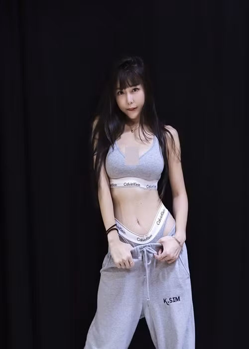 Cô nàng còn táo bạo kéo quần khoe nội y lấp ló khiến người đối diện phải đỏ mặt.