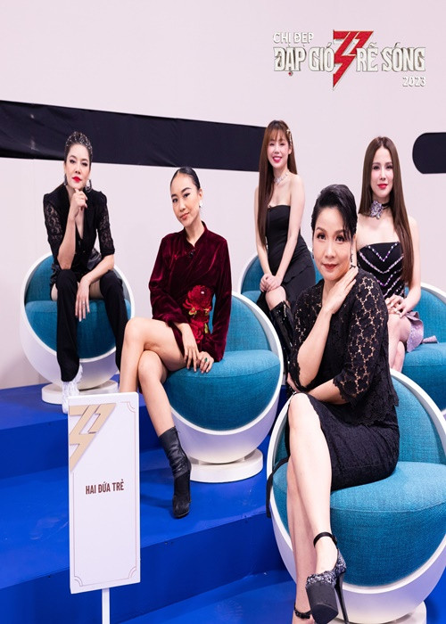 Giọng ca Hương ngọc lan diện set váy ren khoe chân. Ảnh: Fanpage Chị đẹp đạp gió rẽ sóng.