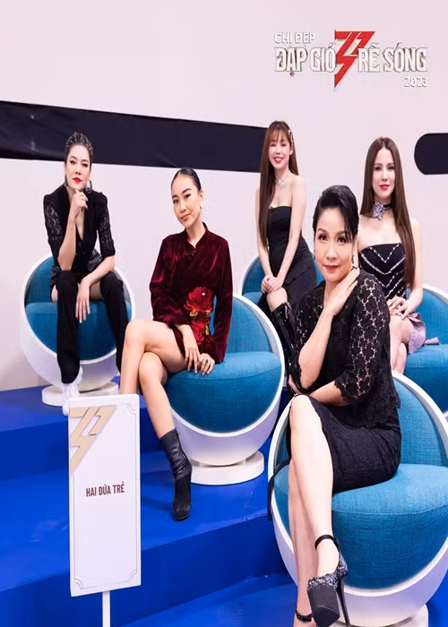 Giọng ca Hương ngọc lan diện set váy ren khoe chân. Ảnh: Fanpage Chị đẹp đạp gió rẽ sóng.