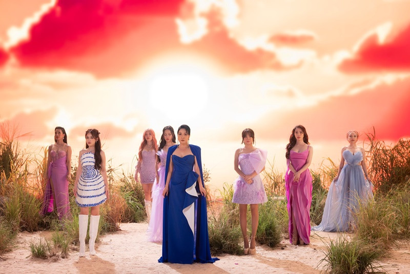 Mỹ Linh quyến rũ trong bộ ảnh quảng bá chương trình. Ảnh: Fanpage Chị đẹp đạp gió rẽ sóng.