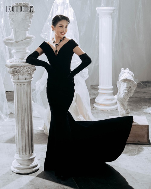 Mỹ Linh sang trọng, quyến rũ với váy xẻ ngực. Ảnh: Fanpage Chị đẹp đạp gió rẽ sóng.