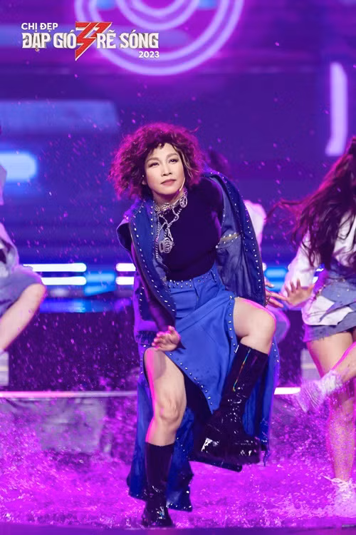 Mỹ Linh mặc chiếc váy xẻ tà cao khi thể hiện ca khúc Mượn rượu tỏ tình. Ảnh: Fanpage Chị đẹp đạp gió rẽ sóng.