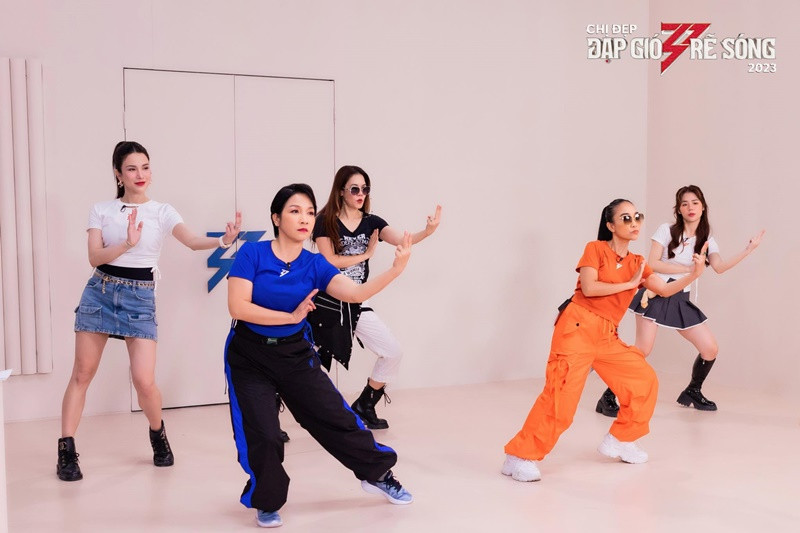 Cô thường chọn đồ thể thao kín đáo khi luyện tập cùng các đồng nghiệp ở chương trình. Ảnh: Fanpage Chị đẹp đạp gió rẽ sóng.