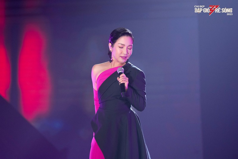 Ở vòng trình diễn cá nhân, diva chọn thiết kế lệch vai, nhấn vào phần eo. Ảnh: Fanpage Chị đẹp đạp gió rẽ sóng.