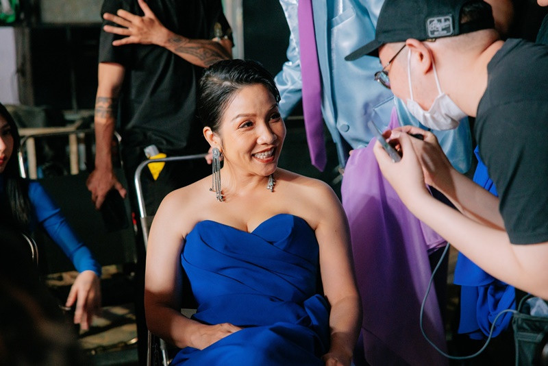 Nữ ca sĩ khoe vai trần gợi cảm ở hậu trường. Ảnh: Fanpage Chị đẹp đạp gió rẽ sóng.