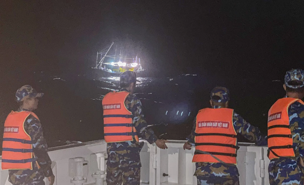 Video: Hai quan lai dat tau ca cung 5 ngu dan Phu Yen bi nan tren bien