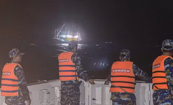 Video: Hai quan lai dat tau ca cung 5 ngu dan Phu Yen bi nan tren bien