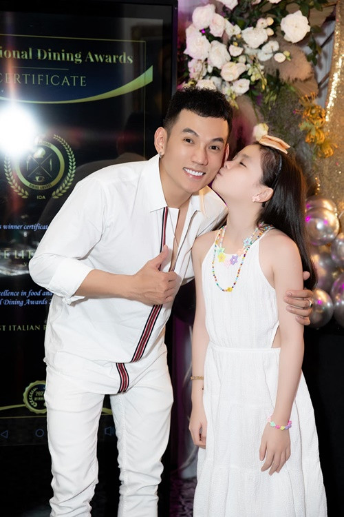 Lý Bình chia sẻ, anh không quá vất vả để chăm sóc con gái.