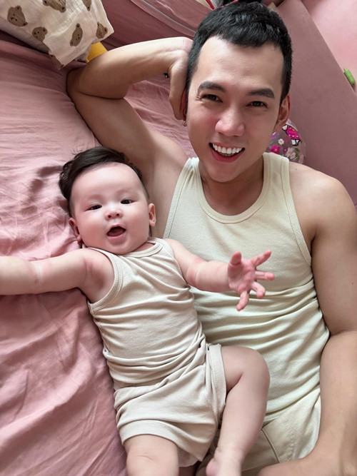 Khi chuẩn bị đón con trai chào đời, Lý Bình phải trang bị kiến thức làm cha và cách nuôi nấng, chăm sóc trẻ con từ khi lọt lòng.