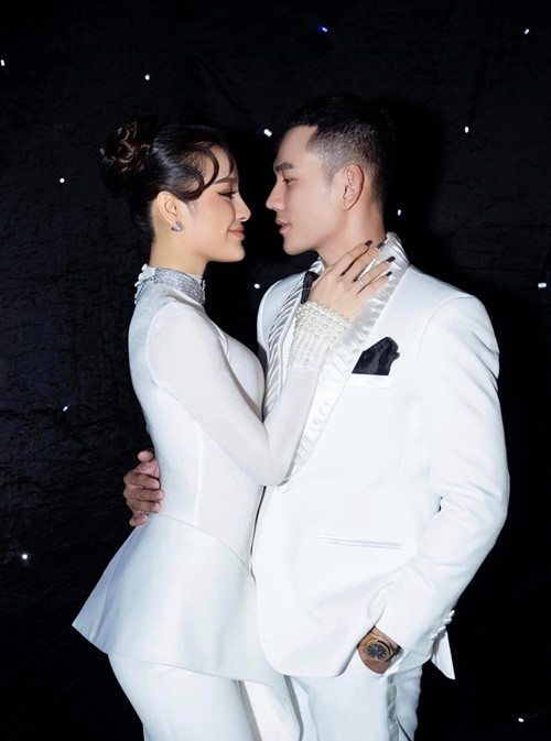 Phương Trinh Jolie chia sẻ, Lý Bình đã trải qua một quãng thời gian để chấp nhận và làm quen, hiểu được cô cùng con gái của cô.