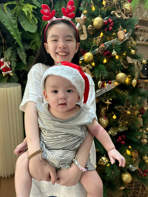 Phương Trinh Jolie chia sẻ, con trai của cô quấn quýt bé Mia.