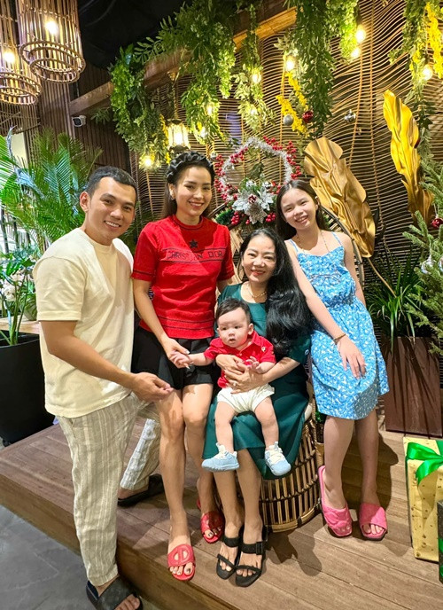 Phương Trinh Jolie sống chung với mẹ chồng. "Nếu không hợp, tôi sẽ không bao giờ ở chung với mẹ chồng như bây giờ. Khi nào cảm thấy không còn phù hợp, tôi sẽ ở riêng", Phương Trinh Jolie chia sẻ.