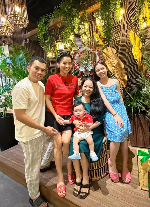 Phương Trinh Jolie sống chung với mẹ chồng. "Nếu không hợp, tôi sẽ không bao giờ ở chung với mẹ chồng như bây giờ. Khi nào cảm thấy không còn phù hợp, tôi sẽ ở riêng", Phương Trinh Jolie chia sẻ.