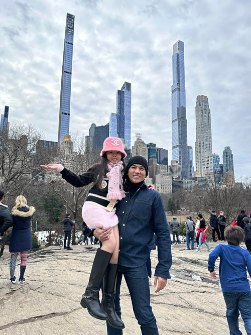 Bé Mia được cha dượng chiều chuộng.