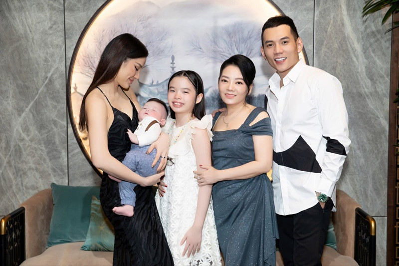 "Những người bên cạnh lúc mình xinh đẹp, trẻ trung, thành công thì nhiều. Nhưng người ở cạnh lúc mình xấu xí, buồn chán, đau khổ, thất bại nhất thì đó mới là người đàn ông xứng đáng để mình trao trọn trái tim. Em xin được cảm ơn anh, người chồng của em - Lý Bình. Em từng sống vì danh vọng, quyền lực, vật chất nhưng em nhận ra trong cuộc đời này, nếu thiếu anh, thì tất cả điều đó là vô nghĩa", Dân Trí dẫn lời nữ ca sĩ.