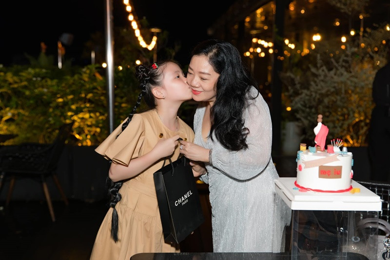 Con gái Phương Trinh Jolie còn được mẹ của Lý Bình yêu quý như cháu ruột.