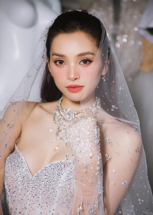 Tiểu Vy sở hữu gương mặt chuẩn tỷ lệ vàng. Mai Phương Thúy từng cho rằng Tiểu Vy là hoa hậu Việt Nam đẹp nhất.