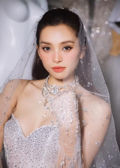 Tiểu Vy sở hữu gương mặt chuẩn tỷ lệ vàng. Mai Phương Thúy từng cho rằng Tiểu Vy là hoa hậu Việt Nam đẹp nhất.