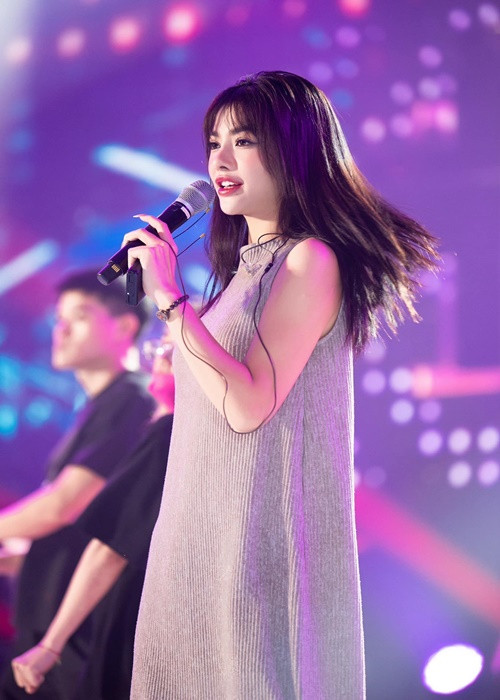 Kiều Loan nỗ lực theo đuổi sự nghiệp ca hát với nghệ danh Lona. Cô tham gia các gameshow âm nhạc như King of Rap, The Heroes, ra mắt các MV.