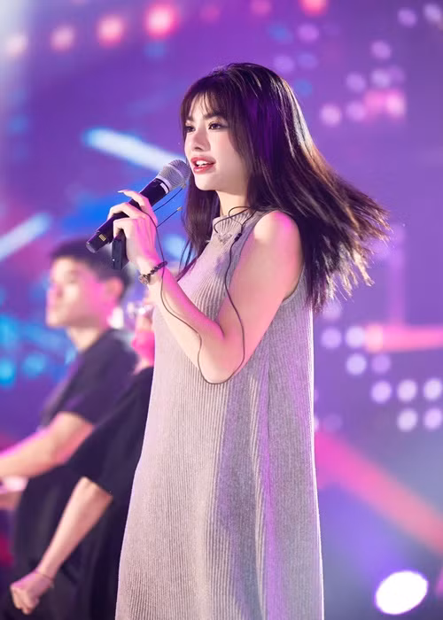 Kiều Loan nỗ lực theo đuổi sự nghiệp ca hát với nghệ danh Lona. Cô tham gia các gameshow âm nhạc như King of Rap, The Heroes, ra mắt các MV.