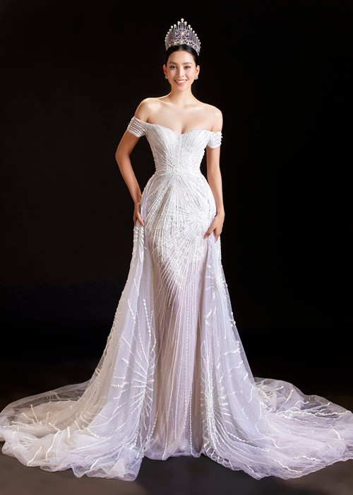 Bằng tuổi Lương Thùy Linh, Tiểu Vy là Hoa hậu Việt Nam 2018, lọt top 30 Hoa hậu Thế giới 2018.