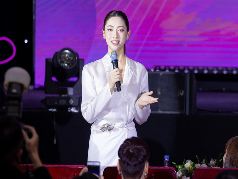 Những năm học cấp 3, Lương Thùy Linh là học sinh lớp chuyên Toán, trường THPT Chuyên Cao Bằng, luôn có mặt trong đội tuyển thi cấp quốc gia của nhà trường. Cô còn là 1 trong 5 học sinh có kết quả thi THPT quốc gia 2018 cao nhất của tỉnh Cao Bằng. Tháng 7/2022, Lương Thùy Linh tốt nghiệp loại xuất sắc Đại học Ngoại thương. Cô hiện là giảng viên của trường Đại học Đại Nam.