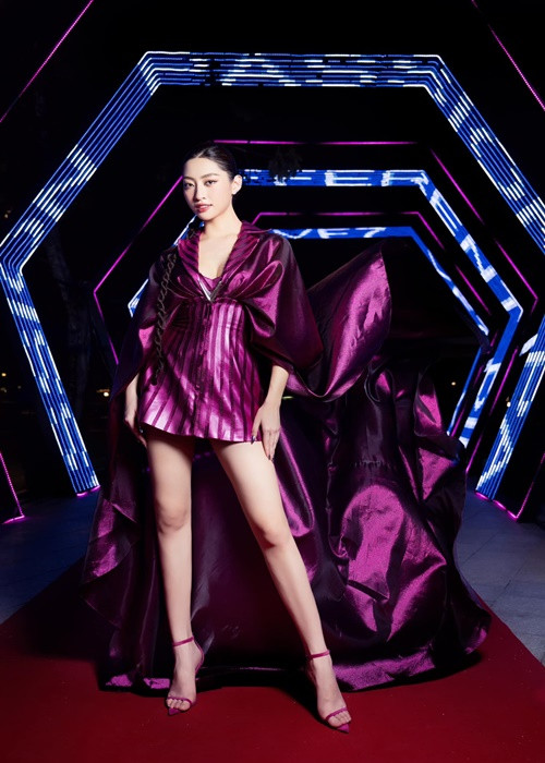 Hoa hậu Lương Thùy Linh sở hữu đôi chân dài 1m22.