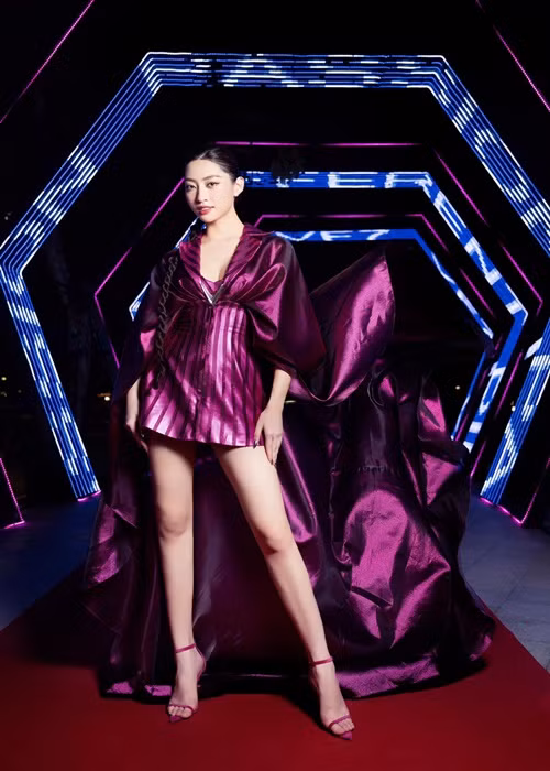 Hoa hậu Lương Thùy Linh sở hữu đôi chân dài 1m22.