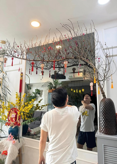 Don Nguyễn khoe Thanh Tú trang trí nhà cửa dịp Tết Nguyên đán 2024.