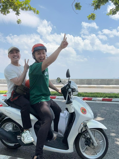 Người yêu của Don Nguyễn cho biết, bản thân không thuộc tuýp người lãng mạn, ít tặng quà cho người yêu hơn 8 tuổi.