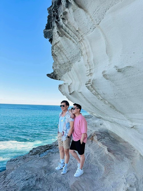 Cặp đôi bên nhau như hình với bóng.