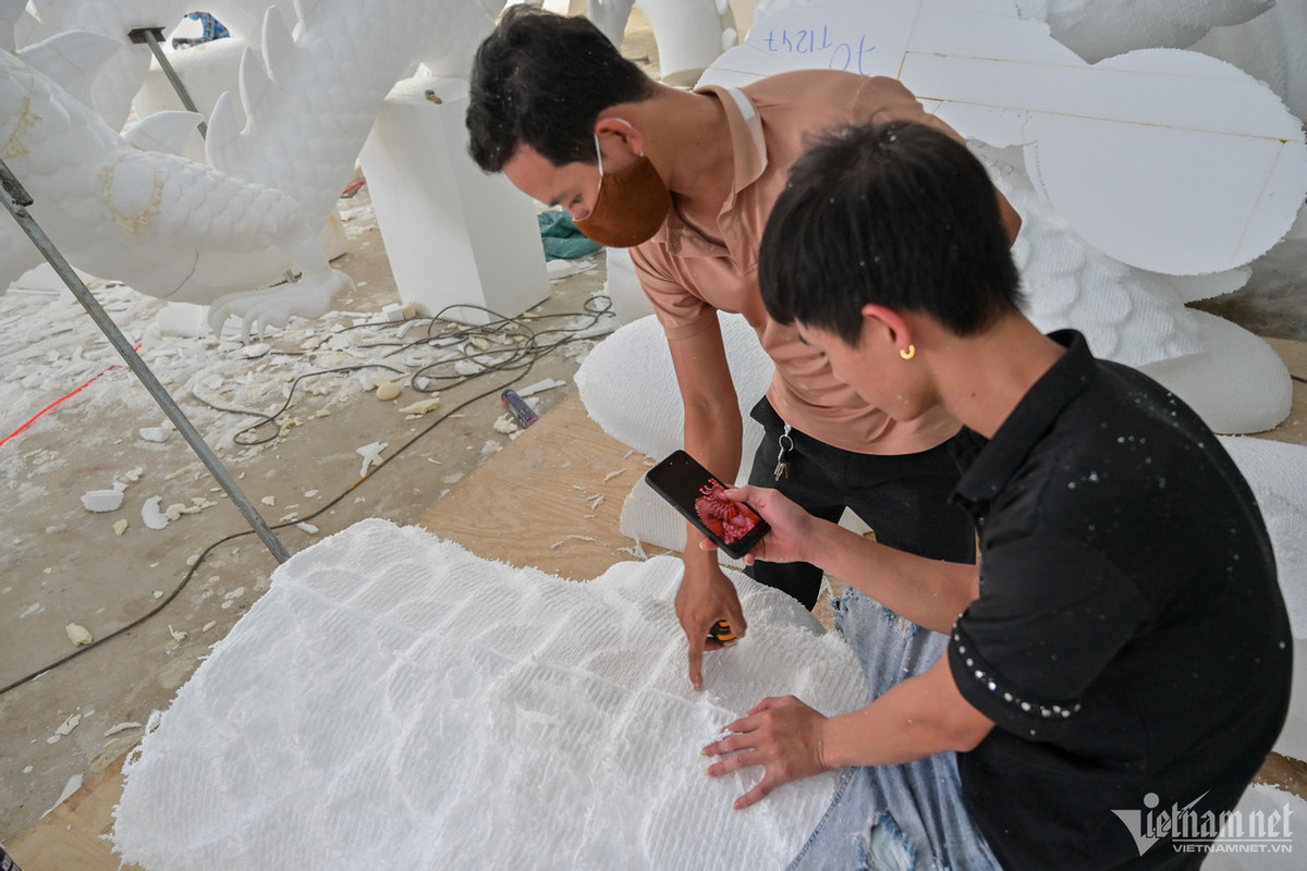 Khi có được một mẫu linh vật rồng dạng thô, thợ bắt tay vào cắt, gọt, tỉa, tạo hình. Tiếp đến là công đoạn chà mài, chà nhám các bề mặt của mô hình xốp để sản phẩm mịn màng, bóng loáng và chạm trổ, điêu khắc.