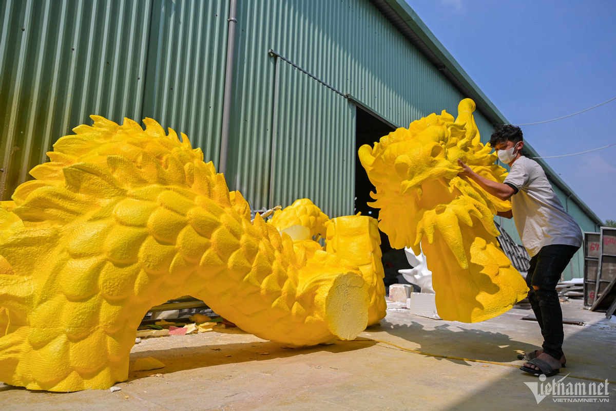 Để tránh việc hư hỏng khi vận chuyển, các bộ phận của sản phẩm được chế tác riêng biệt. Khi đến nơi trưng bày, đội ngũ công nhân sẽ lắp ráp các phần lại với nhau để tạo ra một con rồng hoàn thiện. Giá của mỗi mẫu linh vật phụ thuộc vào nhiều yếu tố như mẫu mã, kích thước, chất liệu, chi tiết...