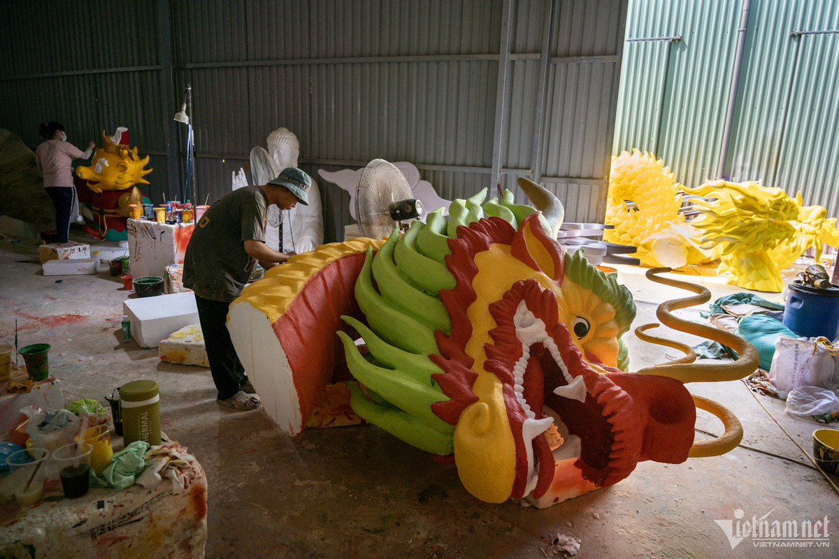 Theo anh Phan Chí Linh - quản lý sản xuất, sau lễ Giáng sinh, nhân công ở xưởng đã bắt tay vào sản xuất để đáp ứng nhu cầu tăng cao dịp Tết Nguyên đán. Xưởng đang huy động khoảng 100 nhân viên làm việc, thay ca liên tục để kịp tiến độ giao hàng cho khách.